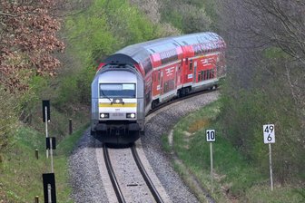 Ausbau der Bahnlinie Chemnitz–Leipzig: Sparpläne des Landes bringen geplanten Zugverkehr in Gefahr - Die Bahnstrecke von Chemnitz nach Leipzig ist derzeit weitgehend eingleisig. Das soll sich mit dem Ausbau eigentlich ändern.