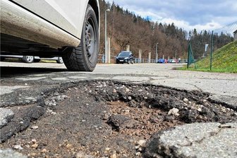 Ausbau der Bebel-Straße nach Turnhallenbau zweitgrößtes Projekt in Drebach - Der unsanierte Teil der August-Bebel-Straße im Ortsteil Scharfenstein ist von tiefen Schlaglöchern gezeichnet. 