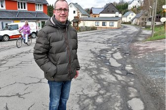 Ausbau der Ortsdurchfahrt in Dorfchemnitz beginnt: „Es wird allerhöchste Zeit“ - Ingo Franke fährt über die Ortsdurchfahrt Dorfchemnitz (Bild) von Bienenmühle nach Dorfchemnitz zur Arbeit: „Es wird allerhöchste Zeit, dass die Straße grundlegend saniert wird, wir haben lange genug drauf gewartet.“ Wegen der gesperrten Kammstraße sei die Anfahrt derzeit noch länger und umständlicher.