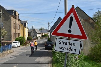 Ausbau der Staatsstraße S 247: Warum Anwohner in Wiederau bei Bauarbeiten zur Kasse gebeten werden - Straßenschäden bestimmen das Bild der Mittweidaer Straße in Wiederau, an vielen Stellen wurde die Straße immer wieder ausgebessert. Ab nächster Woche nun soll sie saniert werden.