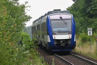 Ausbau der Strecke Chemnitz–Leipzig: Kann ein Bahngipfel die Weichen jetzt richtig stellen? - Ein Regionalexpress der Mitteldeutschen Regiobahn auf der Fahrt zwischen Chemnitz und Leipzig. Viele einspurige Abschnitte bringen oft den Fahrplan aus dem Takt, wenn es an einer Stelle zu Verzögerungen kommt.