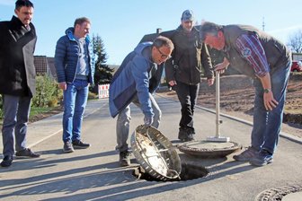Bürgermeister René Straßberger, Bauamtsleiter André Felgner, Bauleiter Jens Müller, Bauplaner Steve Wutke und Uwe Lantzsch vom Abwasserzweckverband Muldental (v.l.) bei der abschließenden Inspektion des Wasserabflusses in der Viertelsiedlung.