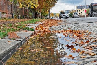 Ausbau der Wehrstraße in Glauchau: Landrat lüftet Geheimnis - Die Pflasterpiste auf der Meeraner Straße zwischen Kreisverkehr und Lindenstraße ist in einem äußerst desolaten Zustand. Ab dem Jahr 2024 könnte die Strecke ausgebaut werden.