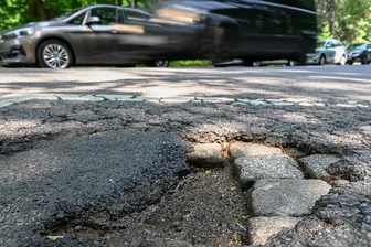 Ausbesserung der Winterschäden in Chemnitz soll schon bald enden - Ein Schlagloch von vielen im Stadtgebiet: Auf der Scheffelstraße in Höhe des Stadtparks wird einer der Flicktrupps vermutlich in den nächsten Tagen noch aktiv. Am Montagnachmittag musste das Loch noch umfahren werden. 