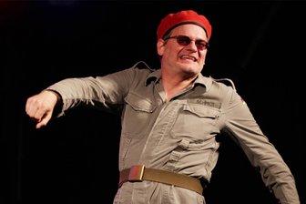 Ausbilder Schmidt übernimmt für einen Abend im Glauchauer Stadttheater - Ausbilder Schmidt ist auf der Bühne eine Granate mit viel Zündstoff.