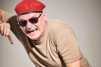 „Ausbilder Schmidt“ vor Auftritt in Glauchau: Was hält der Comedian vom Bundeswehr-Werbeverbot in Zwickau? - Das rote Barett als Markenzeichen: Holger Müller mimt in Glauchau den Ausbilder Schmidt.