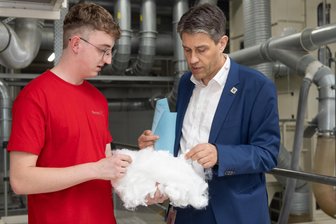 Ausbildung im Erzgebirge: Textilhersteller setzt auf Simsons für seine Azubis - Raphael Gehrke (l.) aus Arnsfeld lernt bei Norafin Maschinen- und Anlagenführer. Hier prüft er mit Geschäftsführer André Lang den Polyester-Stoff.