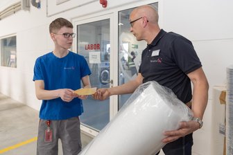 Ausbildung im Erzgebirge: Warum Kunden auf Handwerker bald noch länger warten müssen - Paul Weisbrich (l.) hat im vorigen Jahr seine Ausbildung zum Textillaboranten bei Norafin in Mildenau begonnen. Er wird unter anderem von Ausbilder Axel Vater betreut.