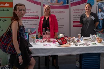 Ausbildung im Erzgebirge: Zwischen Kaufmannsladen und Zahnarztstuhl - Die 16-jährige Lucy Stadlmeyer (links) aus Sehmatal ist Stammgast bei den Ausbildungsmessen im Erzgebirge. Seit 2019 besucht sie sie regelmäßig. Am Samstag informierte sie sich unter anderem am gemeinsamen Stand der Landeszahnärztekammer und des Grünen Hauses aus Annaberg-Buchholz bei Elisabeth Bauer (Mitte) und Maria Benkert.