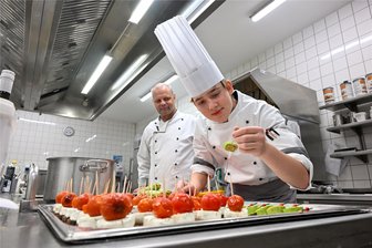 Ausbildung in Chemnitz: Gestiegene Abschlüsse bei Gastro, Metall und Bau - Koch-Azubi Finnien Preuß hat am 1. August im Chemnitzer Hof als Koch angefangen. Chefkoch Mario Öhlmann gibt ihm Tipps.