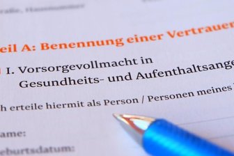 Ausbildung zur ehrenamtlichen Hospizhelferin: Warum auch Rechtsthemen dazugehören - Wer soll sich um meine Angelegenheiten kümmern, wenn ich selbst nicht mehr dazu in der Lage bin? Mit einer Vorsorgevollmacht kann ich einen Bevollmächtigten für den Fall der Fälle selbst festlegen.