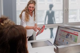 Ausbildungsmarkt bietet noch mehr als 800 freie Stellen - Berufsberaterin Linda Tinter hat am Dienstag bei der Ausbildungsbörse in Annaberg-Buchholz viele Beratungsgespräche geführt - unter anderem mit der 18-jährigen Natalie und deren Mutter.