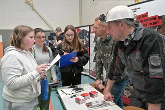 Ausbildungsmarkt: Erzieherberuf und soziale Berufe im Trend - Annabell Puschmann, Lynn Arz und Lilly Barthmann (v. l.) informieren sich bei der Bergsicherung Schneeberg.