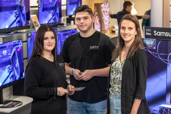 Ausbildungsmarkt im Vogtland: „Handwerker werden in Zukunft Gold wert sein“ - Über 30 Azubi hat der Elektronikfachmarkt Hifi-Boehm in seiner Firmengeschichte bislang ausgebildet. Im Bild sind die derzeitigen Auszubildenden Annabell Grimm, Niklas Wahl und die Ausbilderin Rebecca Schlesinger (von links) zu sehen.