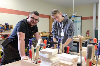 Ausbildungsmesse an der Oberschule in Beierfeld: Zwischen Hebamme und Bestatter - Sven Schiller von der Firma Hokon aus Scheibenberg weiht Phillipp in die Geheimnisse der Holzbearbeitung ein.