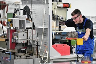 Ausbildungsplätze in Mittelsachsen: Wenn der Traumberuf ein Wunsch bleibt - In der Zentralwerkstatt von Siltronic erlernt Nico Buschmann den Beruf eines Mechatronikers. Mit der Spezialisierung auf den Kfz-Bereich ist der Beruf der meistgewünschte im Landkreis, doch die Stellen begrenzt.