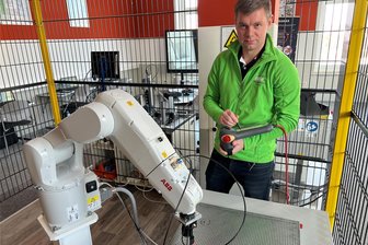 Ausbildungsstart: Kretschmer kommt ins Werdauer Bildungszentrum an der Greizer Straße - Ausbilder Thomas Unger erklärt die Einsatzmöglichkeiten des Knickarmroboters, den Kretschmer auch besichtigt.