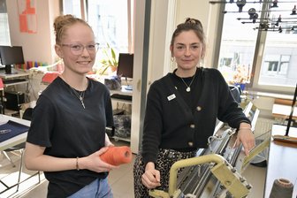 Ausbildungswahl in Schneeberg: Warum Emely auf kreative Freiheit setzt - Emely Thomas (l.) im Gespräch mit Franziska Heinze, der Leiterin der Strickwerkstatt.