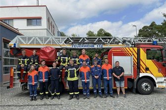 Ausbildungswoche in Bautzen: Zwickauer Feuerwehrnachwuchs erfolgreich - Nach ihrer Rückkehr von der Ausbildungswoche wurden die zwölf erfolgreichen Mitglieder aus sechs Zwickauer Jugendfeuerwehren an der Wache der Berufsfeuerwehr empfangen.