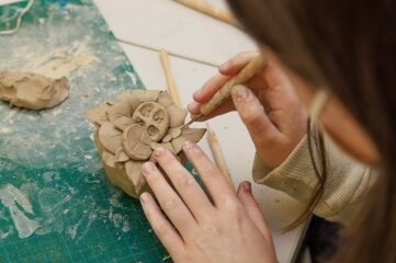 Ausbildungszweig konfrontiert kreative Köpfe mit der Praxis - Natürlich gehört praktische künstlerische Arbeit zum Unterrichtsstoff. Die Zwölftklässlerin Fabienne Fritzsche mit ihrem "Kopfsalat". 