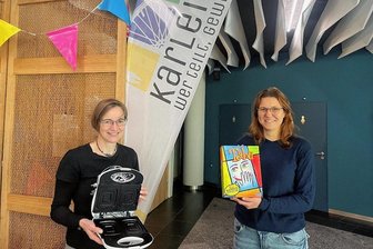 Ausborgen statt kaufen in Chemnitz: Der Leihladen vom Sonnenberg - Mitbegründerin Ina Bannert (links) und die ehrenamtliche Mitarbeiterin Daniela Fritsch haben beim Nachhaltigkeitsforum im Carlowitz-Congresscenter vor wenigen Tagen ihren Leihladen auf dem Sonnenberg, Sonnenstraße 35, vorgestellt.