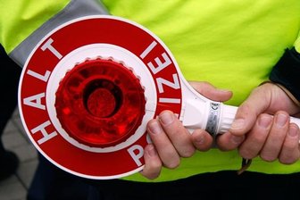 Auseinandersetzung auf der A 4: Transporter-Fahrer mit Baseballschläger bedroht - Bei einer Auseinandersetzung auf der A 4 bei Meerane soll ein Lkw-Fahrer einen Transporter-Fahrer mit einem Baseballschläger bedroht haben.