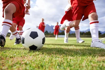 Auseinandersetzung bei Fußballspiel in Zwickau: Jugendlicher schlägt Ordner ins Gesicht - Am Rande eines Jugendfußballspiels kam es in Zwickau zu einem Faustschlag gegen einen Ordner.