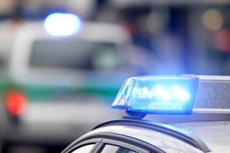 Auseinandersetzung endet mit Platzverweis und Anzeige - In Aue ist am Freitagabend ein Mann (19) auf dem Postplatz gegen 21.05 Uhr von zwei Personen ins Gesicht geschlagen worden. Es folgten Platzverweise und eine Anzeige.