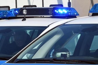 Auseinandersetzung in Mehrfamilienhaus - 25-Jähriger verletzt sich bei Sprung aus dem Fenster - In einem Mehrfamilienhaus an der Pölbitzer Straße in Zwickau ist es am Samstagabend zu einer Auseinandersetzung zwischen etwa zehn Personen gekommen.