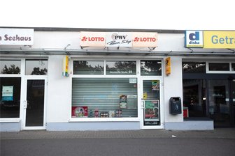 Auseinandersetzung in Plauen: 77-Jähriger mit Messer bedroht - In diesem Lottogeschäft am Diska-Markt an der Neundorfer Straße soll sich die Auseinandersetzung ereignet haben.