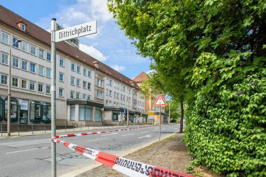 Auseinandersetzung in Plauen: Mann mit Messer lebensbedrohlich verletzt - Auf dem Plauener Dittrichplatz ist ein 44-jähriger Mann durch einen Messerstich lebensgefährlich verletzt worden.