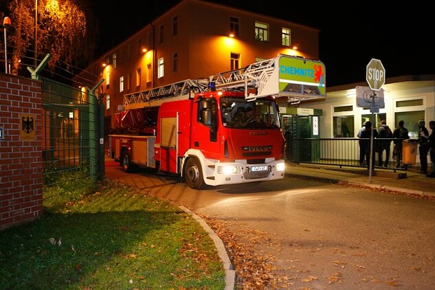 Die Chemnitzer Feuerwehr rückte an, weil in einer Unterkunft Matratzen in Flammen standen. Die Rettungskräfte konnten ein Ausbreiten des Feuers verhindern.