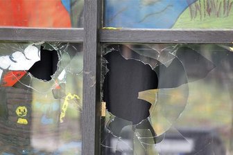 Auseinandersetzungen vor Asyl-Notunterkunft - Unbekannte warfen am Morgen die Scheiben einer Kirchgemeinde ein.