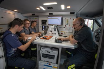 Ausfall: Alarmierungssysteme der Feuerwehren stundenlang tot - Auf Abruf: Niklas Mitte, Bernd März, Paul Reuter und Alexander Flohrer (v. l.) warteten nach dem Ausfall der üblichen Alarmierungsstrecke am Donnerstag im Gerätehaus Buchholz auf mögliche Einsätze.