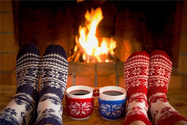 Ausfall der Weihnachtsmärkte: So machen sie sich den Glühwein selbst - Warme Füße, heißer Drink: Beim Glühweintrinken ist den meisten das Event wichtiger als die Qualität.