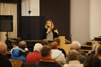 Ausfall von Internet und Mobilfunk? Zwickau will vorbereitet sein - Bei der Zwickauer Einwohnerversammlung in der Pestalozzischule Zwickau stellte Oberbürgermeisterin Constance Arndt (BfZ) das neue Konzept vor.