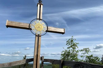 Ausflug für Eilige: Wanderung zum Burgberg bei Lichtenberg ist ein Geheimtipp - Ein Gipfelkreuz thront seit Herbst 2024 auf dem 622 Meter hohen Burgberg bei Lichtenberg.
