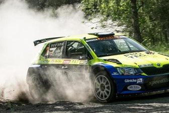 Ausflug in den Graben bleibt ohne ernste Folgen - Philip Geipel mit seinem Skoda Fabia R5 bei der Rallye Pilsen, die er mit Co-Pilotin Katrin Becker-Brugger als Siebenter beendete.