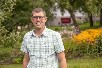 Ausflug in die Historie eines Dorfes im Erzgebirge - Mildenaus Bürgermeister Andreas Mauersberger hält einen Vortrag in der alten Mynett-Fabrik in Oberschaar.