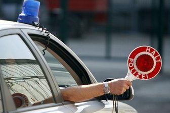 Ausflug mit frisierten Simsons zieht Strafanzeigen nach sich - Für die zwölf Simsonfreunde endete der Ausflug am Autohof.