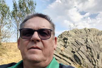 Ausflug mit Pannen: Wie ein Tourist aus Brandenburg das Erzgebirge erlebt - Michael Grimm vor dem Fächerfelsen aus Basalt auf dem Hirtstein.