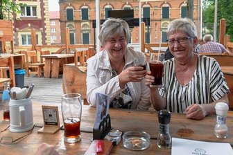Ausflug nach Tschechien: So lief der kleine Grenzverkehr am Freitag - Im Restaurant "Pod Lipami" in Vejprty freuten sich Martina (l.) und Kerstin, dass der kleine Grenzverkehr weiter möglich ist. 