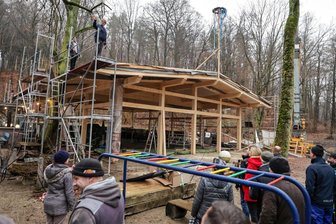 Ausflugslokal „Glänzelmühle“ in Waldenburg: Neubau aus Holz als Ersatz für altes Zelt - Blick auf die Baustelle im Grünfelder Park: Hier entsteht der rund 12 mal 15 Meter große Neubau. An der Stelle befand sich bisher ein Zelt.