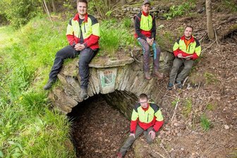 Ausflugstipp für Wanderer: Kalkofengelände im Heidelbachtal hergerichtet - Maximilian Ranft, Moritz Rösch, Joel Gläser (oben v. l.) und Moritz Lehnert (unten) machen an einem Stolleneingang Pause. Der Schlussstein am Mundloch trägt die Aufschrift "Erbaut unter Leitung des Rentbeamten Naundorf 1834". Auf dem Foto fehlt Yannik Bellmann. 