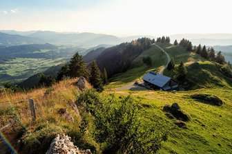 Ausflugstipp: Wandern zwischen Allgäu und Bregenzerwald - Direkt unterhalb des Gipfels des Hochhäderichs können Wanderer einkehren.