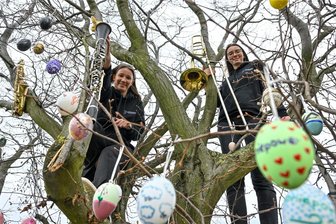 Ausflugstipp zu Ostern in Lichtenau: Viel Spaß, Spannung und kostenlos - Lina Jahn (14, links) und ihre Schwester Leonie (17) sind auf den Musikbaum geklettert und zeigen Musikinstrumente – eine Neuheit am Osterpfad. Im Sinfonischen Blasorchester Frankenberg spielen sie Waldhorn und Trompete.