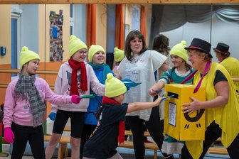 Ausflugstipps: Das ist am 2. Adventswochenende im Vogtland los - Die Tanzwerkstatt probt für den Nikolaustag. Am Samstag wird das Theaterstück in der Aula der Friedensschule aufgeführt.