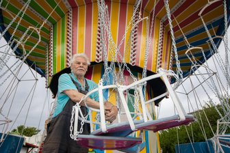 Ausflugstipps für das Pfingstwochenende: Größter Rummel des Vogtlands startet, Rock Classics und Stefanie-Hertel-Jubiläum - In Plauen beginnt das Vogelschießen. Martin Hammerschmidt, einer der dienstältesten Plauener Schausteller, ist mit seinem Karussell wieder mit dabei.