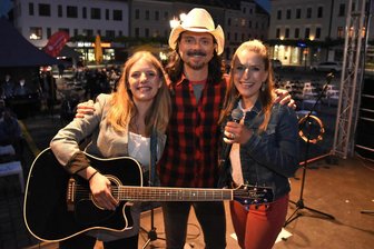 Ausflugstipps für das Wochenende im Vogtland: Stefanie Hertels Familienband, Festival bei Plauen und Kino im Freibad - Johanna Mross (links), Lanny Lanner (Mitte) und Stefanie Hertel (rechts) treten gemeinsam in Oelsnitz auf.