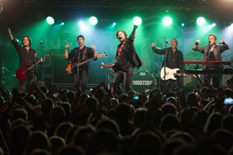 Ausflugstipps für das Wochenende: US-Rockband im Vogtland, Sperkenfest in Oelsnitz und eine Weltmeisterschaft - Die US-Rockband The Hooters um Erik Bazilian tritt am Wochenende erstmals in Bad Elster auf.